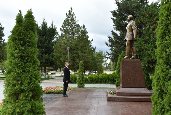 Prezident İlham Əliyev Qəbələdə ümummilli lider Heydər Əliyevin abidəsini ziyarət edib (FOTO)
