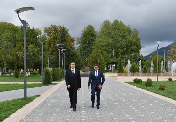 Prezident İlham Əliyev Qəbələdə ümummilli lider Heydər Əliyevin abidəsini ziyarət edib (FOTO)
