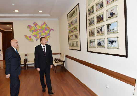 İlham Əliyev İsmayıllı Rayon İcra Hakimiyyətinin inzibati binasında əsaslı yenidənqurma işlərindən sonra yaradılan şəraitlə tanış olub (FOTO)