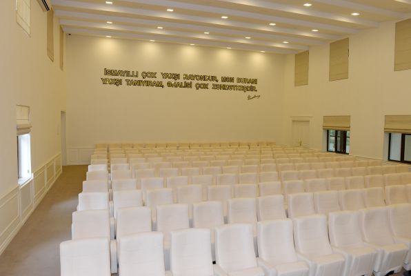 İlham Əliyev İsmayıllı Rayon İcra Hakimiyyətinin inzibati binasında əsaslı yenidənqurma işlərindən sonra yaradılan şəraitlə tanış olub (FOTO)