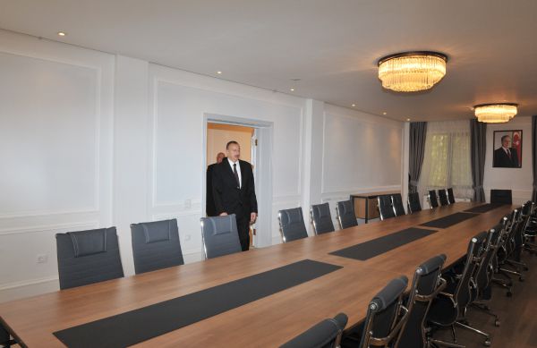 İlham Əliyev İsmayıllı Rayon İcra Hakimiyyətinin inzibati binasında əsaslı yenidənqurma işlərindən sonra yaradılan şəraitlə tanış olub (FOTO)