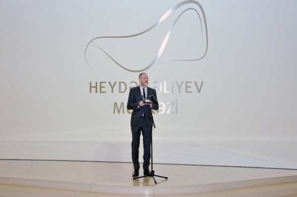 Leyla Əliyeva Bakıda məşhur fransız rəssamı Bernar Buffenin fərdi sərgisinin açılış mərasimində iştirak edib (FOTO)