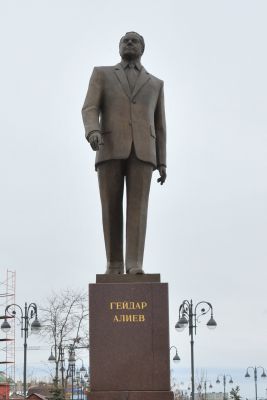 Prezident İlham Əliyev Həştərxanda ümummilli lider Heydər Əliyevin abidəsini ziyarət edib (FOTO)