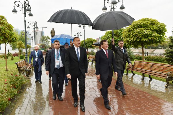 Prezident İlham Əliyev Həştərxanda ümummilli lider Heydər Əliyevin abidəsini ziyarət edib (FOTO)