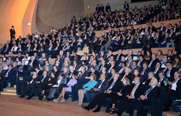 Prezident İlham Əliyev və xanımı IV Bakı Beynəlxalq Humanitar Forumunun açılış mərasimində iştirak ediblər (FOTO)