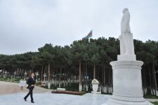 Prezident İlham Əliyev Xırdalanda ümummilli lider Heydər Əliyevin abidəsini ziyarət edib (FOTO)