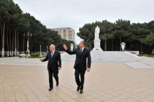 Prezident İlham Əliyev Xırdalanda ümummilli lider Heydər Əliyevin abidəsini ziyarət edib (FOTO)