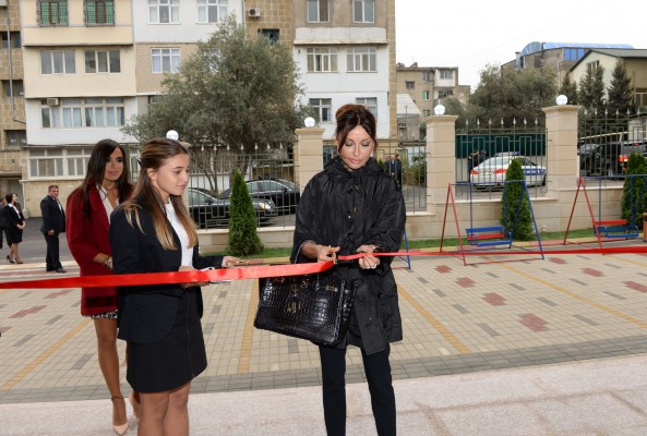 Azərbaycanın birinci xanımı Mehriban Əliyeva Yasamal rayonunda yeni inşa edilən körpələr evi-uşaq bağçasının açılışında iştirak edib (FOTO)