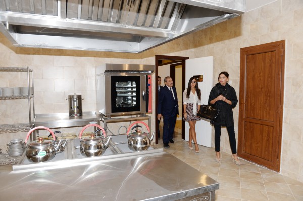 Azərbaycanın birinci xanımı Mehriban Əliyeva Yasamal rayonunda yeni inşa edilən körpələr evi-uşaq bağçasının açılışında iştirak edib (FOTO)