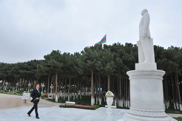 Prezident İlham Əliyev Xırdalanda ümummilli lider Heydər Əliyevin abidəsini ziyarət edib (FOTO)