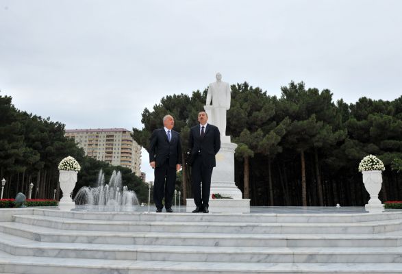 Prezident İlham Əliyev Xırdalanda ümummilli lider Heydər Əliyevin abidəsini ziyarət edib (FOTO)