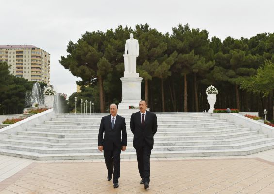 Prezident İlham Əliyev Xırdalanda ümummilli lider Heydər Əliyevin abidəsini ziyarət edib (FOTO)