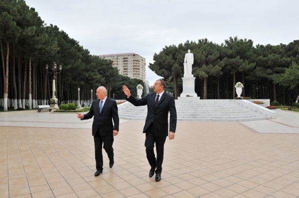 Prezident İlham Əliyev Xırdalanda ümummilli lider Heydər Əliyevin abidəsini ziyarət edib (FOTO)