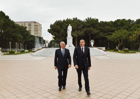 Prezident İlham Əliyev Xırdalanda ümummilli lider Heydər Əliyevin abidəsini ziyarət edib (FOTO)