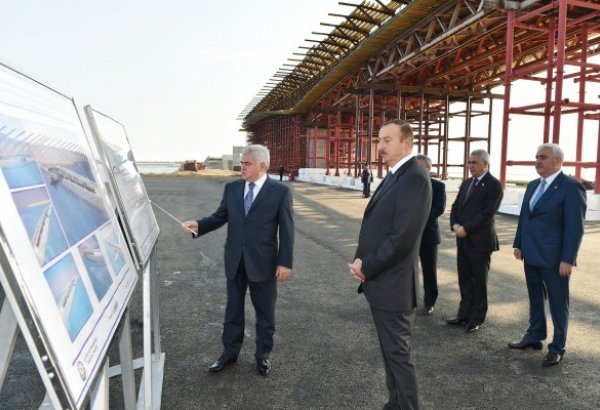 İlham Əliyev Pirallahı adasını Abşeron yarımadası ilə birləşdirəcək yeni körpüdə görülən inşaat işləri ilə tanış olub (FOTO)