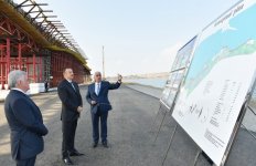 İlham Əliyev Pirallahı adasını Abşeron yarımadası ilə birləşdirəcək yeni körpüdə görülən inşaat işləri ilə tanış olub (FOTO)