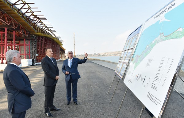 İlham Əliyev Pirallahı adasını Abşeron yarımadası ilə birləşdirəcək yeni körpüdə görülən inşaat işləri ilə tanış olub (FOTO)