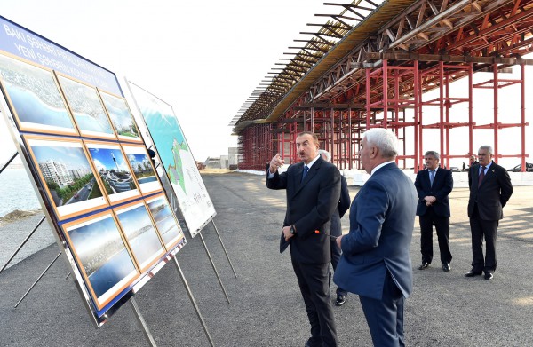 İlham Əliyev Pirallahı adasını Abşeron yarımadası ilə birləşdirəcək yeni körpüdə görülən inşaat işləri ilə tanış olub (FOTO)
