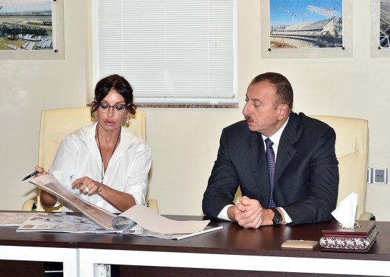 Prezident İlham Əliyev və xanımı Bakı Olimpiya Stadionunda tikinti işlərinin gedişi ilə tanış olublar (FOTO)