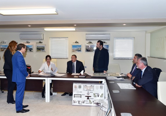 Prezident İlham Əliyev və xanımı Bakı Olimpiya Stadionunda tikinti işlərinin gedişi ilə tanış olublar (FOTO)