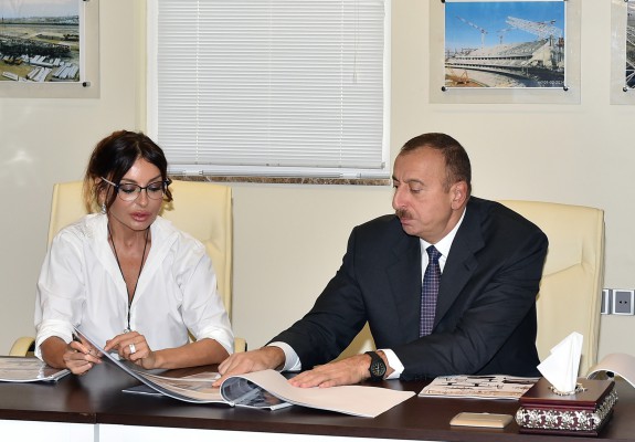 Prezident İlham Əliyev və xanımı Bakı Olimpiya Stadionunda tikinti işlərinin gedişi ilə tanış olublar (FOTO)