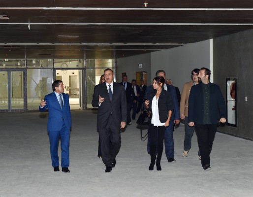 Prezident İlham Əliyev və xanımı Bakı Olimpiya Stadionunda tikinti işlərinin gedişi ilə tanış olublar (FOTO)