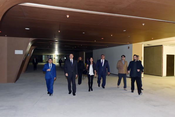 Prezident İlham Əliyev və xanımı Bakı Olimpiya Stadionunda tikinti işlərinin gedişi ilə tanış olublar (FOTO)