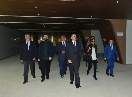 Prezident İlham Əliyev və xanımı Bakı Olimpiya Stadionunda tikinti işlərinin gedişi ilə tanış olublar (FOTO)