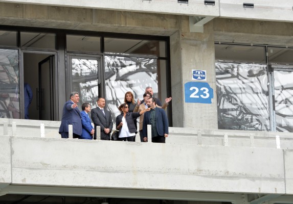 Prezident İlham Əliyev və xanımı Bakı Olimpiya Stadionunda tikinti işlərinin gedişi ilə tanış olublar (FOTO)