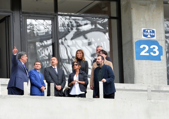 Prezident İlham Əliyev və xanımı Bakı Olimpiya Stadionunda tikinti işlərinin gedişi ilə tanış olublar (FOTO)