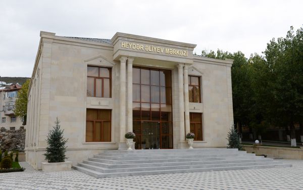 İlham Əliyev və xanımı Daşkəsəndə Heydər Əliyev Mərkəzinin açılışında iştirak ediblər (FOTO)