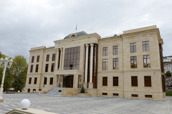 Prezident İlham Əliyev və xanımı Daşkəsən Rayon İcra Hakimiyyətinin yeni binasında yaradılan şəraitlə tanış olublar (FOTO)