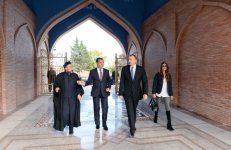 İlham Əliyev və xanımı Gəncədəki “İmamzadə” kompleksində aparılan təmir-bərpa və tikinti işlərinin gedişi ilə tanış olublar (FOTO)