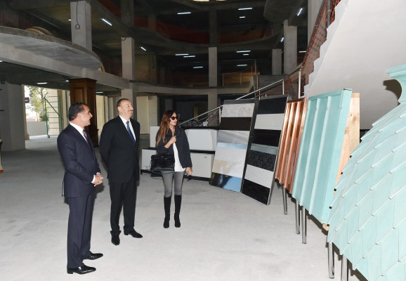 İlham Əliyev və xanımı Gəncə Dövlət Filarmoniyasının binasında tikinti işlərinin gedişi ilə tanış olublar (FOTO)