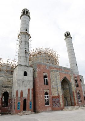 İlham Əliyev və xanımı Gəncədəki “İmamzadə” kompleksində aparılan təmir-bərpa və tikinti işlərinin gedişi ilə tanış olublar (FOTO)