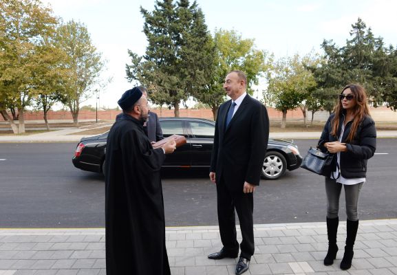 İlham Əliyev və xanımı Gəncədəki “İmamzadə” kompleksində aparılan təmir-bərpa və tikinti işlərinin gedişi ilə tanış olublar (FOTO)