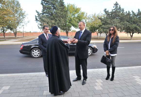 İlham Əliyev və xanımı Gəncədəki “İmamzadə” kompleksində aparılan təmir-bərpa və tikinti işlərinin gedişi ilə tanış olublar (FOTO)