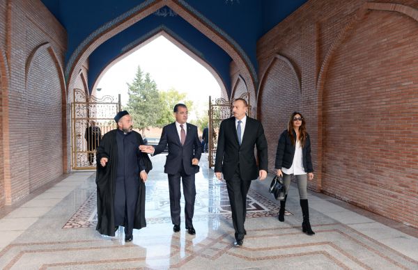 İlham Əliyev və xanımı Gəncədəki “İmamzadə” kompleksində aparılan təmir-bərpa və tikinti işlərinin gedişi ilə tanış olublar (FOTO)