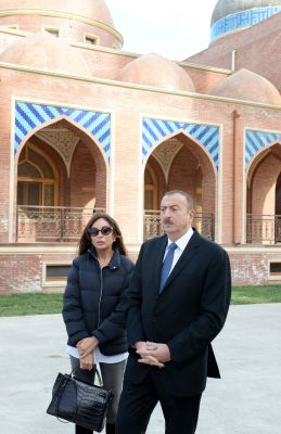 İlham Əliyev və xanımı Gəncədəki “İmamzadə” kompleksində aparılan təmir-bərpa və tikinti işlərinin gedişi ilə tanış olublar (FOTO)