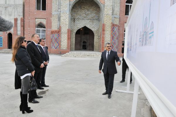 İlham Əliyev və xanımı Gəncədəki “İmamzadə” kompleksində aparılan təmir-bərpa və tikinti işlərinin gedişi ilə tanış olublar (FOTO)