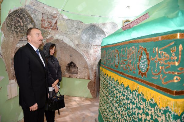 İlham Əliyev və xanımı Gəncədəki “İmamzadə” kompleksində aparılan təmir-bərpa və tikinti işlərinin gedişi ilə tanış olublar (FOTO)