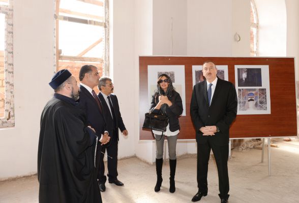 İlham Əliyev və xanımı Gəncədəki “İmamzadə” kompleksində aparılan təmir-bərpa və tikinti işlərinin gedişi ilə tanış olublar (FOTO)