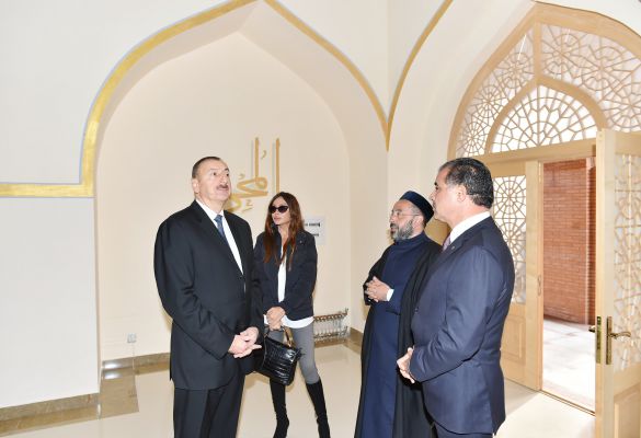 İlham Əliyev və xanımı Gəncədəki “İmamzadə” kompleksində aparılan təmir-bərpa və tikinti işlərinin gedişi ilə tanış olublar (FOTO)