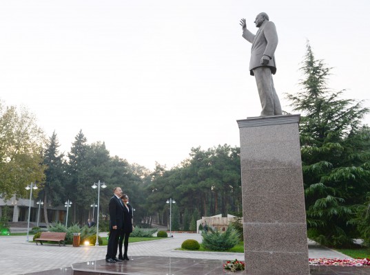 Prezident İlham Əliyev və xanımı Naftalan şəhərinə səfərə gəliblər (FOTO)