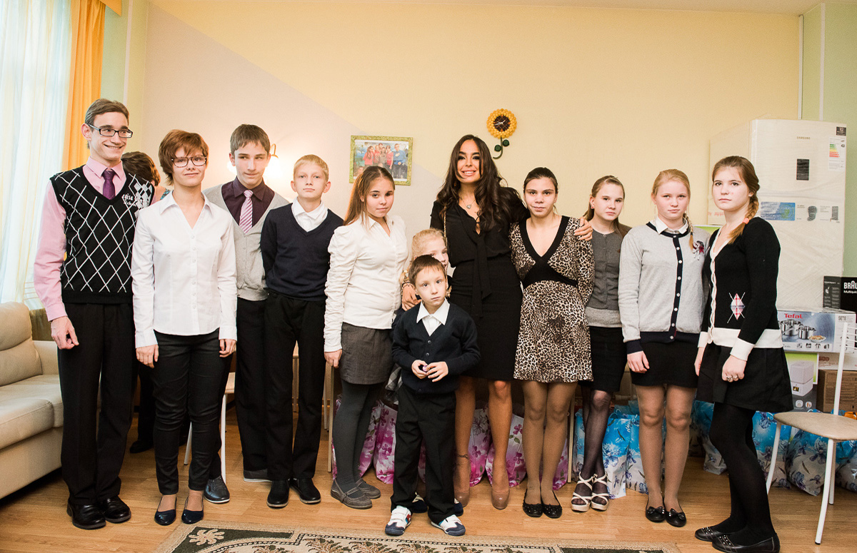 Heydər Əliyev Fondunun vitse-prezidenti Leyla Əliyeva Sankt-Peterburqda bir neçə uşaq evində və internat məktəbində olub (FOTO)