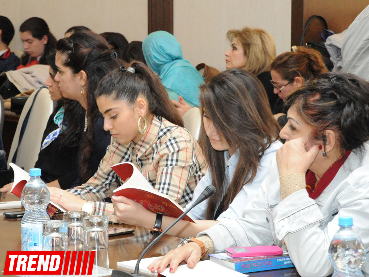 Azərbaycan mahnıları bir kitabda cəmləndi (FOTO)