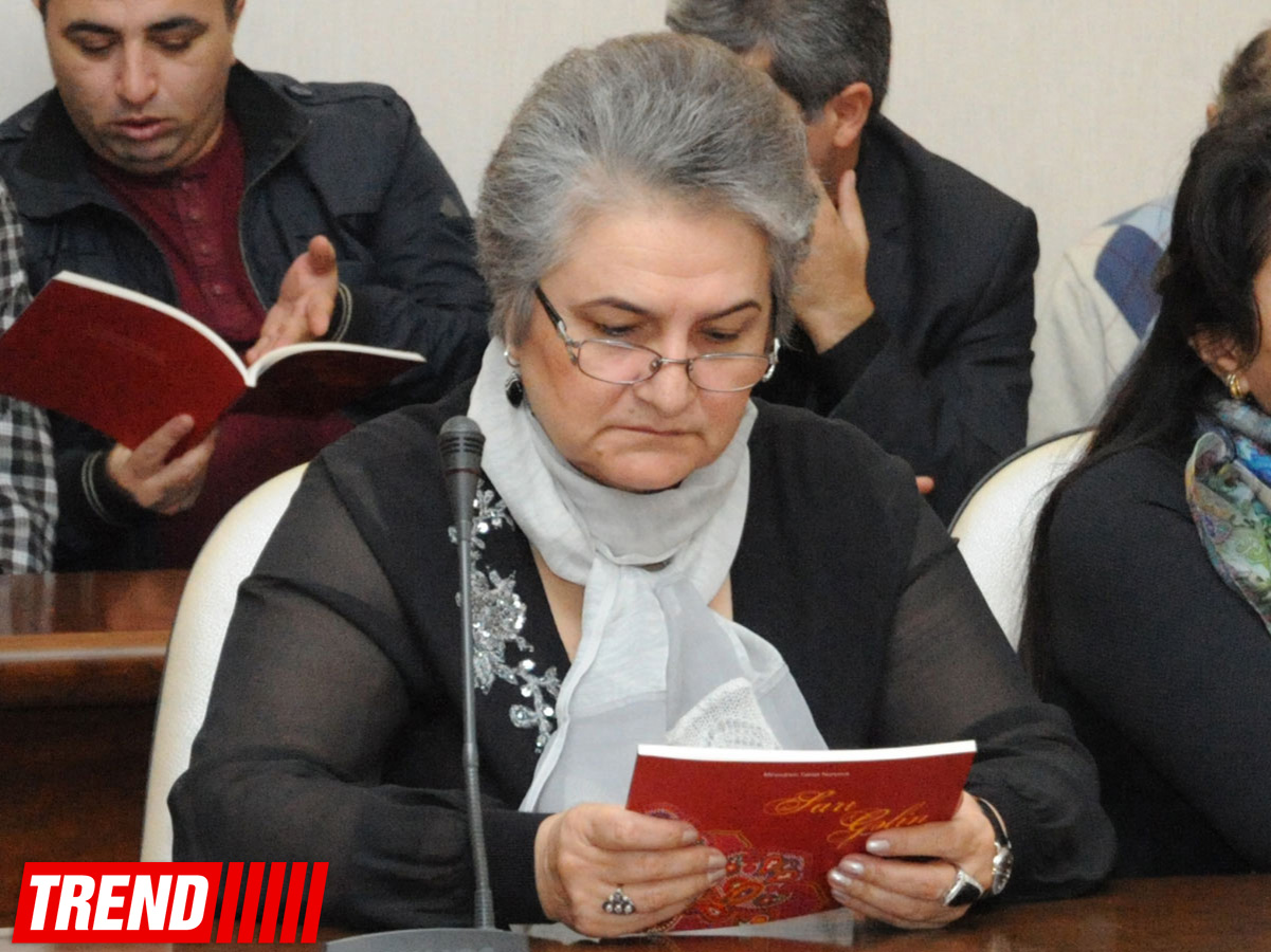 Azərbaycan mahnıları bir kitabda cəmləndi (FOTO)