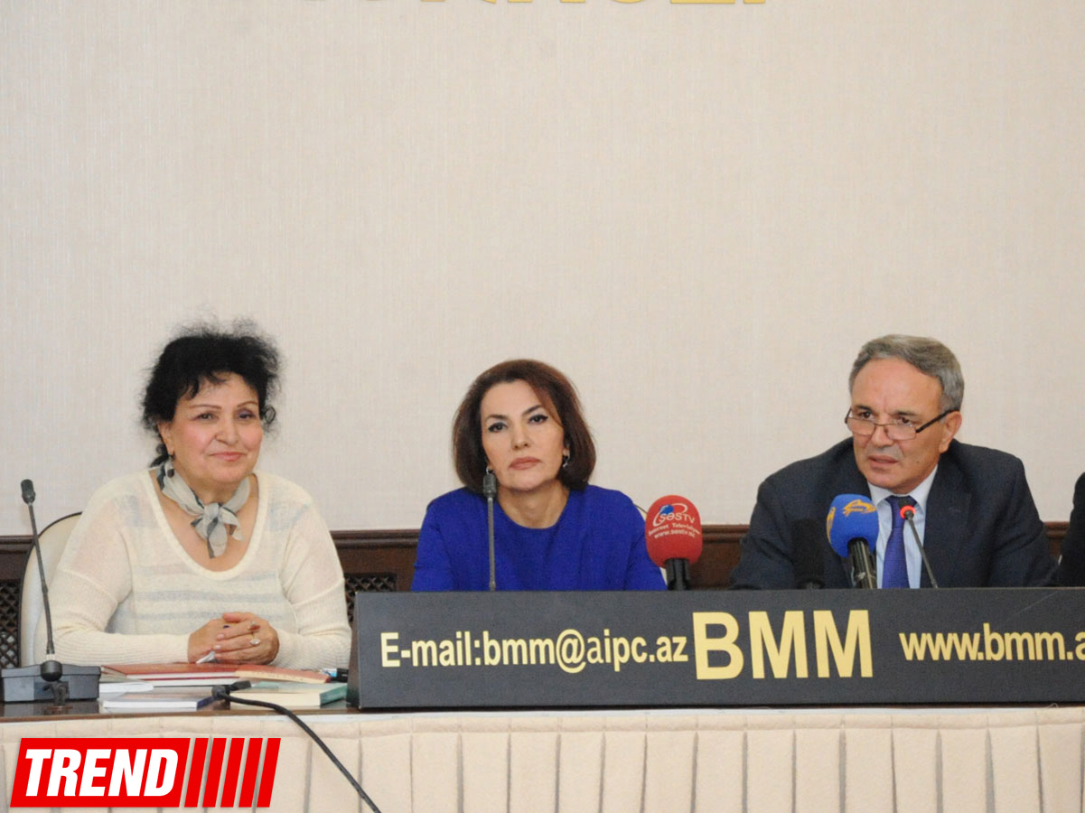 Azərbaycan mahnıları bir kitabda cəmləndi (FOTO)
