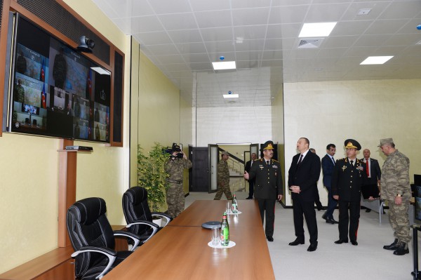 Prezident İlham Əliyev Şəmkirdə təmas xəttindəki vəziyyətlə bağlı operativ müşavirə keçirib (FOTO)