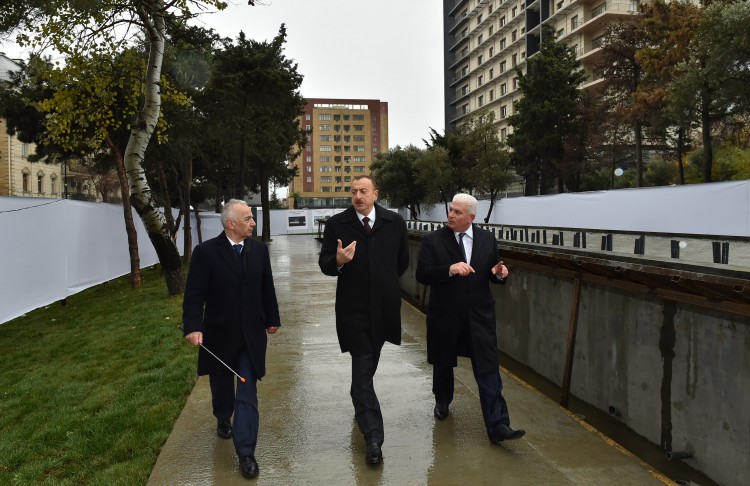 Prezident İlham Əliyev Bakının Xətai rayonu ərazisindəki fəvvarələr və şəlalələr kompleksində işlərin gedişi ilə tanış olub (FOTO)